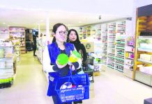 華人代購店成行成市 影響本地傳統營銷模式