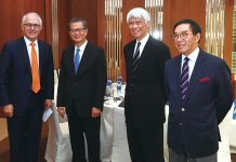 拒提前回國處理政治危機 譚保訪港商經貿與反洗錢