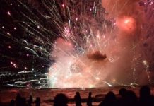 【視頻】躉船爆炸煙花四射 數千觀眾慌逃兩人傷