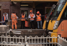 乘客拋空 血濺車廂 火車撞緩衝牆16人傷
