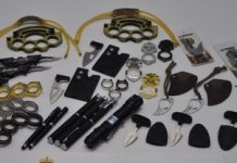 警突擊搜查昆省住宅 繳獲逾300件違禁武器