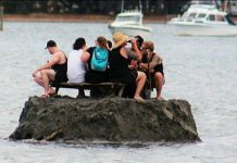 跨年夜海灘禁酒怎辦?有人公海建「島」暢飲狂歡