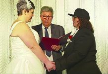 同婚註冊昨正式開始 兩女伴午夜舉行宣誓