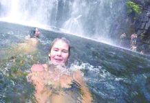 台青掉瀑布底水潭遇難 女子自拍錄下悲劇一幕