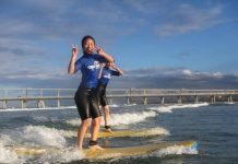 中國遊客及留學生 漸愛上衝浪玩自拍