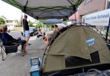 布市家長紮營通宵排隊 爭取子女跨區入讀名校