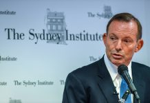 艾保德促削四成移民 稱有助增薪酬降樓價