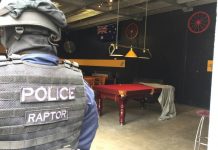 銀包放車頂鈔票散滿路 警截停揭發藏毒懷巨款