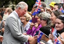 查理斯伉儷昨抵達布市 受總督及沿途民眾歡迎