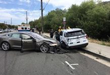 特斯拉自動駕駛又闖禍:撞上路邊警車