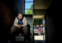 墨鬧市燒車斬人案 流浪漢推車阻刀手