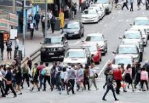 過馬路分心用手機者 組織倡議罰款200元