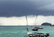 自然奇观!泰国一小岛海域同时出现四个水龙卷