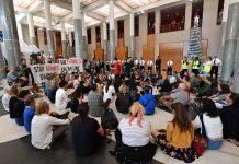 高中生闖入國會示威