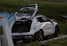 汽車衝落水塘沉沒 兩好友相擁赴黃泉