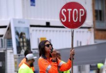 年薪$13萬!只需手持路牌站在街上,時薪竟高達$60