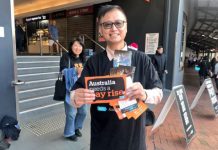 工作兩月未領薪水澳多名華人街頭髮傳單籲提升薪資待遇