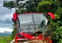 昆州旅遊大巴發生恐怖意外 撞破護欄險衝下路堤 車上13人送院 警方呼籲提供線索