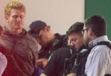 昆州女子家門口遭一槍爆頭 車上女兒目睹全過程 熱心鄰居也中槍